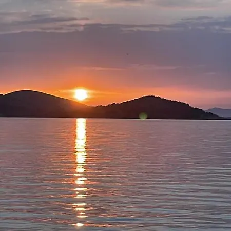 公寓 Kate - Wake Up To The Sea, Terrace, Garden & Parking, - Dalmatia