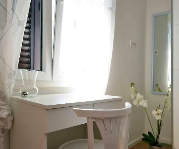 Kate - Wake Up To The Sea, Terrace, Garden & Parking, - Dalmatia Apartman Murter