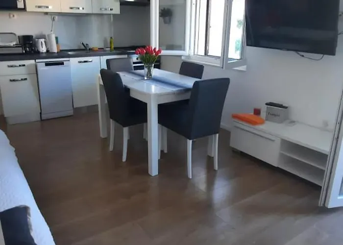 Daire Kate - Wake Up To The Sea, Terrace, Garden & Parking, - Dalmatia *