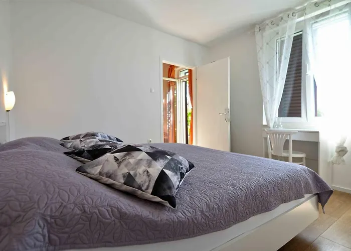 Kate - Wake Up To The Sea, Terrace, Garden & Parking, - Dalmatia Daire